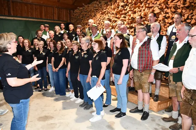 Gemeinsames Schlusslied GV Oberwölz und Sängerrunde Rothenthurm beim „Singen am Bauernhof“ in Hinteregg bei Oberwölz. | Foto: Anita Galler