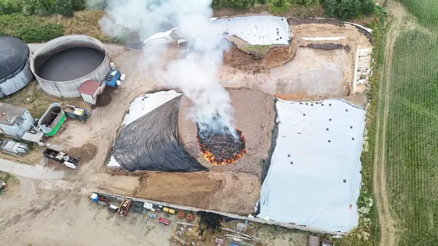 Am Gelände einer Biogasanlage kam es im Bereich des Biomassespeichers zu einem Brand. | Foto: Feuerwehr Launsdorf
