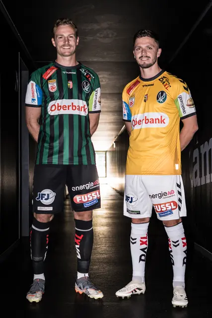 Jonathan Scherzer und Martin Rasner mit den neuen Trikots. | Foto: SVR/Stüber