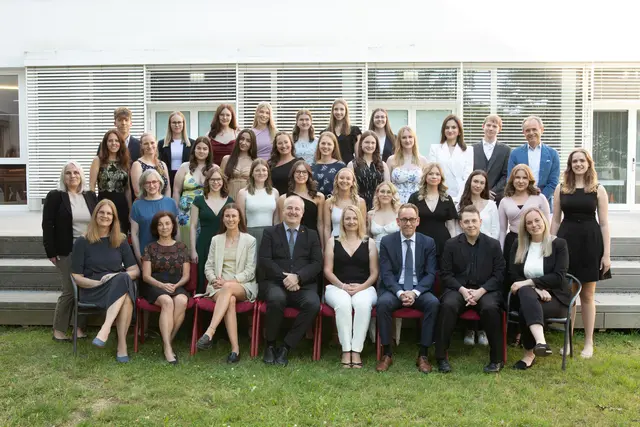 5AHL (Gesundheitsmanagement)
1. Reihe von links: Mag. Birgit Wacik, MMag. Marlies Fenzl-Böhm, Pia Brunninger MEd,  Dir. Mag. Ewald Staltner MAS MSc, KV: Mag. Heidemarie Haslinger, Mag. Georg Haushofer, Michael Gruber BEd, Michaela Rammer MA BEd.

2. Reihe von links: Dipl.-Päd. Petra Wimmer, Mag. Silvia Winter, Lena Kammerhuber (aE), Johanna Gruber, Simone Stoudek, Valentina Huber, Sophie Putz, Sarah Weilguny, Flora Schmollgruber, Johanna Sandbukt,  Magdalena Spahr (aE)

3. Reihe von links: Dipl.-Päd. Tanja Hötzendorfer, Bettina Seisenbacher MEd, Elif Disli, Rohzerin Türkmen, Valentina Hotz, Anika Breinesberger, Eva Schmollngruber (aE), Marlene Engel, Selina Bec'irovic', Lukas Hinterberger, MMag. Otto Rammerstorfer

4. Reihe von links: Moritz Gossner, Elisa Trauner, Lena Dallinger, Annika Pfaffeneder (aE), Kathrin Plank, Lisa Hofinger, Verena Hödl (aE)

Fehlend: Jasmina Riedl
 | Foto: Andrea Reiter 