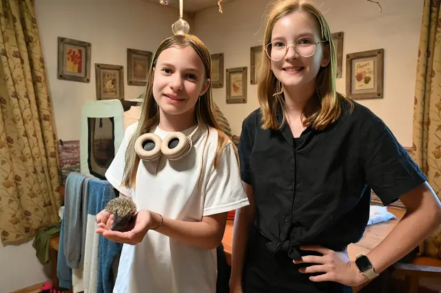 Laur und Greta mit einem jungen Igel | Foto: Wilfried Fischer