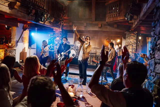 Alle Achtung performen unter anderem ihren Hit "Marie". | Foto: ServusTV / Johannes Jank