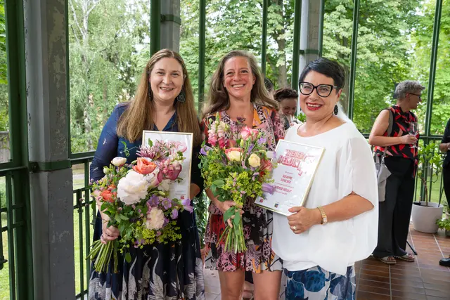 Moderatorin Mel Merio (Mitte) zeichnete Barbara Novak (l.) und Susanne Schicker für ihr Frauennetzwerk "Vive la Femme" als Ehren-Heldinnen aus. | Foto: Valentina Marinelic/MeinBezirk