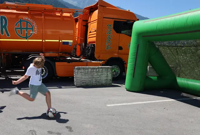 Wer hat den härtesten Schuss? Die Messstation war ein Hit beim Höpperger Familienfest.  | Foto: Höpperger Umweltschutz