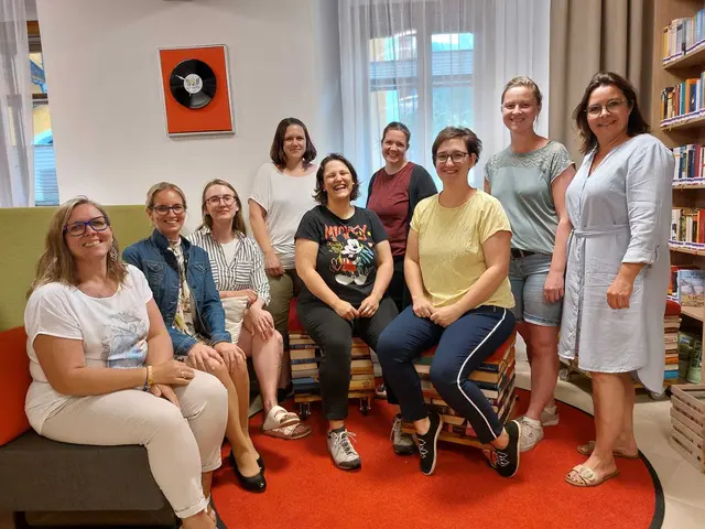 Motivierte Arbeitsgruppe Ferienprogramm des Dorferneuerungsvereins (DEV) Hollenstein

v.l.n.r.: Daniela Schauer, Bgm. Manuela Zebenholzer, Annika Schnabler, Gudrun Sonnleitner, Bettina Hinterramskogler (Schule am Bauernhof), Martina Sattler, Susanne Hirner (Waldsein mit allen Sinnen), Verena Grasberger, Petra Mandl (nicht am Bild: Birgit Kaiser, Katrin Aigner)

  | Foto: DEV Hollenstein