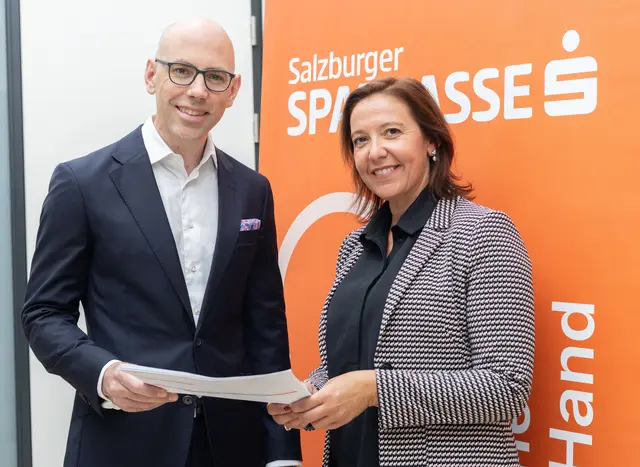 Martina Hirsch, Geschäftsführerin von s REAL und Claus Graggaber, Landesdirektor der Salzburger Sparkasse über die Wohnstudie Salzburg 2025 | Foto: Wildbild 