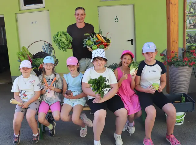 Gemüse erkennen, verkosten und von Markus Hillebrand erfahren, wie es heranwächst, das machte den Kindern Spaß.  | Foto: Edith Ertl