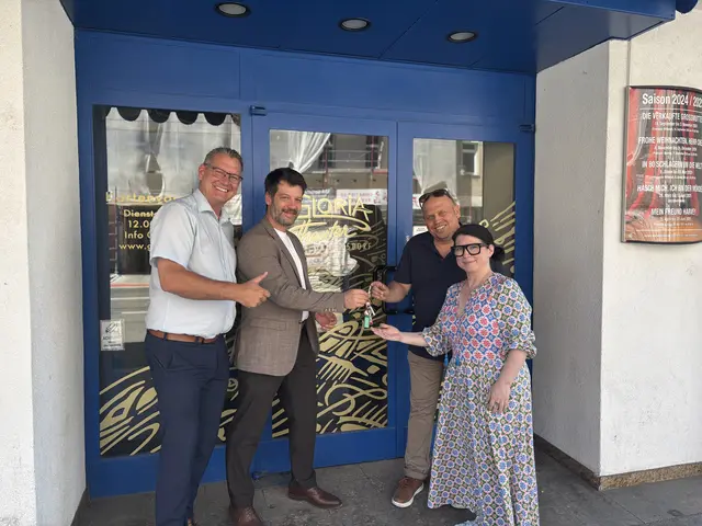 Das Gloria Theater hat eine neue Leitung aus Claudia Rohnefeld und Michael Mittermeir (re.). Am Mittwoch, 2. Juli, fand die symbolische Schlüsselübergabe mit Hauseigentümer Peter Friesenbichler und Bezirksvorsteher Georg Papai (SPÖ; li.) statt. | Foto: Luise Schmid/MeinBezirk