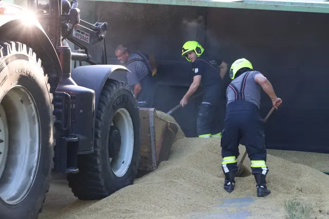In Offenhausen kommt ein Traktor ins Schleudern, stürzt in die Böschung und verliert seine gesamte Ladung auf der Fahrbahn. | Foto: laumat.at