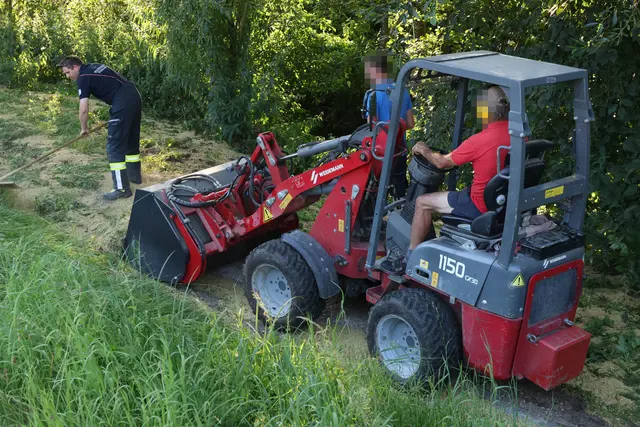 In Offenhausen kommt ein Traktor ins Schleudern, stürzt in die Böschung und verliert seine gesamte Ladung auf der Fahrbahn. | Foto: laumat.at