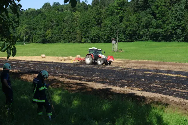 Wegen Trockenheit und Dürre herrscht derzeit erhöhte Gefahr an Flur- und Feldbränden – in Bad Wimsbach stand am Dienstagabend ein Stoppelfeld in Brand. | Foto: laumat.at