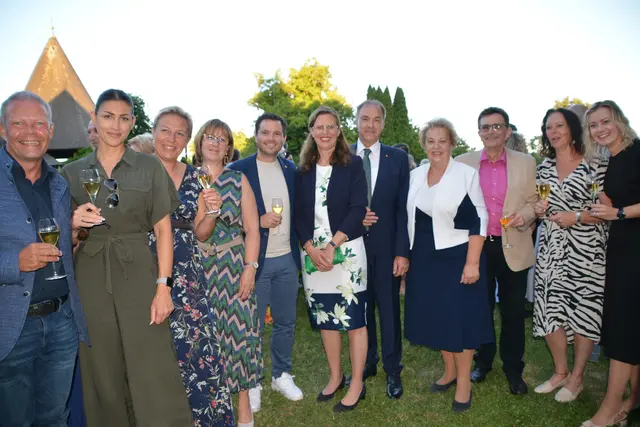 Zahlreiche prominente Gäste und Vertreter der burgenländischen Landesregierung ließen sich die eindrucksvolle Premiere in historischer Kulisse nicht entgehen. | Foto: Rosenberger