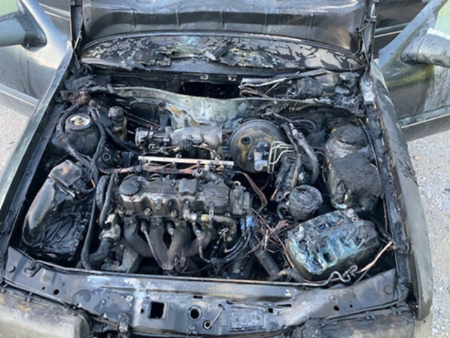 Motorraum nach dem Fahrzeugbrand in Schönau/Triesting. | Foto: Polizei