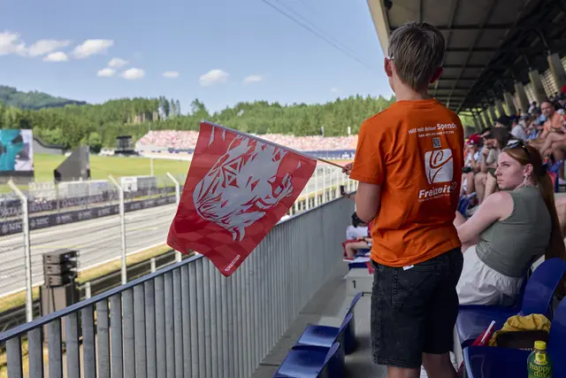 Beste Sicht auf die Strecke: Die Kinder verfolgten das Rennen von der Start-Ziel-Tribüne aus. | Foto: Freizeit-PSO