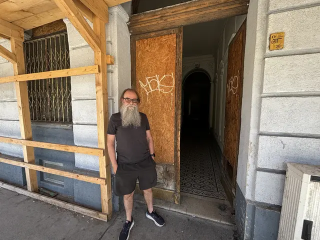 Der Anrainer Philipp Maurer sorgte mit seinem Einsatz für dringend-nötige Zwangsverwaltung am Landstraßer Gürtel 17.  | Foto: Luca Arztmann/MeinBezirk