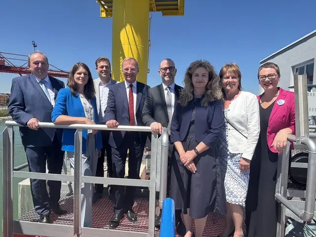 Linz AG-Generaldirektor Erich Haider (li.), Landeshauptmann Thomas Stelzer (ÖVP, 4.v.l.) und zahlreiche Kolleginnen und Kollegen aus Landes- und Stadtpolitik nahmen an der Eröffnungsfeier teil.  | Foto: MeinBezirk