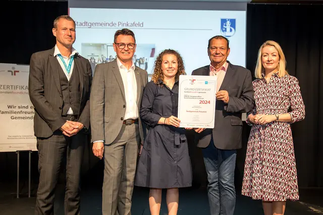 Zertifikatsverleihung: Chrisoph Jünger (Geschäftsführer UNICEF Österreich), Erich Trummer (Vizepräsident des österreichischen Gemeindebundes), Amtsleiterin Lena Sinz, Gemeinderat Eduard Posch, Bernadett Humer (Sektionschefin für Jugend &amp; Familie im Bundeskanzleramt) | Foto: Harald Schlossko