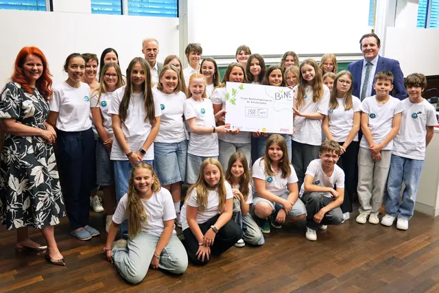 Die 2. Klasse der Praxismittelschule Zams der KPH Edith Stein gewann den Hauptpreis. | Foto: Land Tirol/Neuner