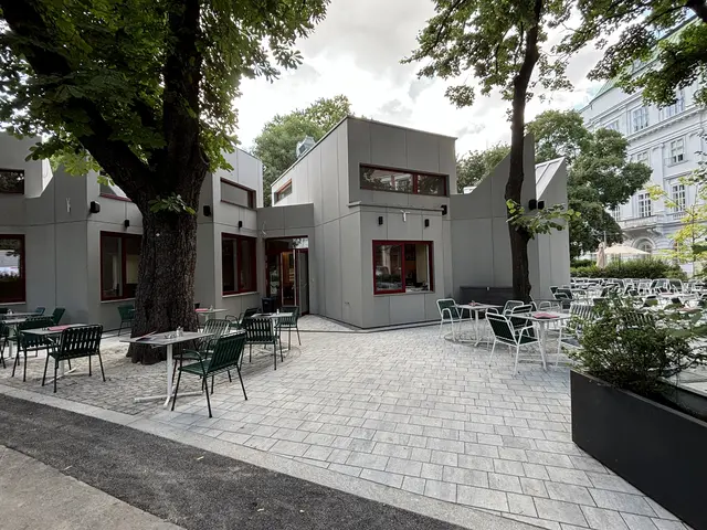 Die Theke ist offen, im Gastgarten stehen Tische: Das neue Café-Restaurant Resselpark hat wieder geöffnet. | Foto: Nathanael Peterlini/MeinBezirk