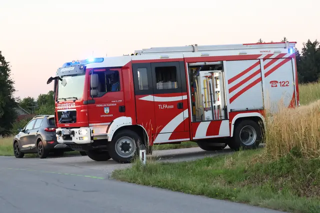 Bei einem tragischen Zusammenstoß in Offenhausen verliert eine 13-jährige Radfahrerin nach einem Crash mit einem Auto ihr Leben. | Foto: laumat.at