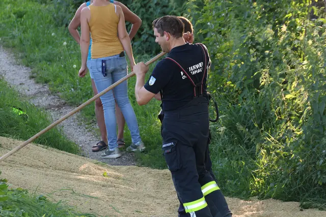 In Offenhausen kommt ein Traktor ins Schleudern, stürzt in die Böschung und verliert seine gesamte Ladung auf der Fahrbahn. | Foto: laumat.at