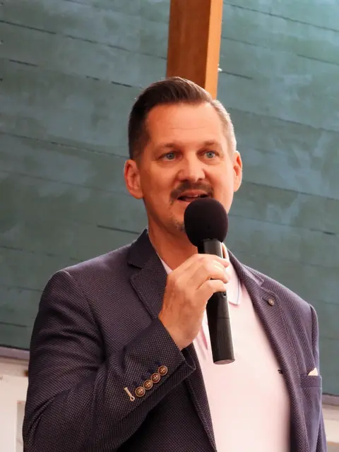 Bezirksvorsteher Marcus Franz (SPÖ) bei der Eröffnung. | Foto: Martin Hafner