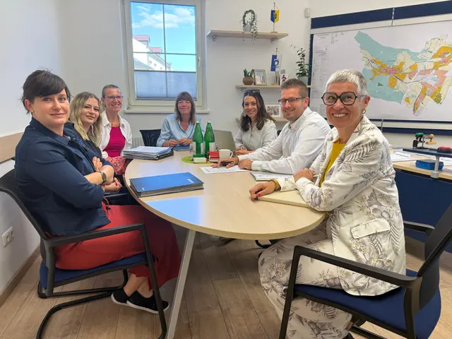 Buchhaltung und Kassenverwaltung BA Christina Müller MA, Standesbeamtin Sonja Tiskaya, Bauamt Tanja Lobner, Kindergarten und Schulen Marion Kahry, Marketing und Kommunikation Viktoria Weiß, Bürgermeister Florian Pfaffelmaier, Amtsleitung Mag. Elke Hasenbichler. | Foto: Gemeinde Wöllersdorf-Steinabrückl