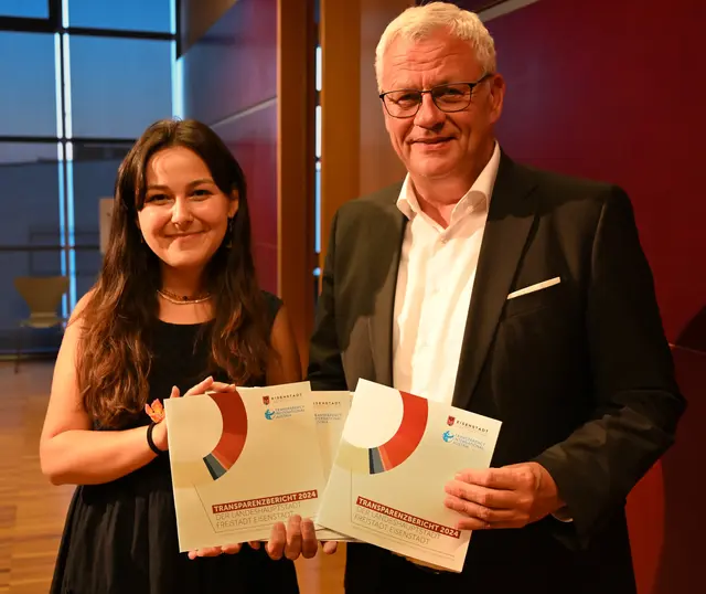 Bürgermeister Thomas Steiner und Grünen-Klubobfrau Samara Sánchez Pöll präsentieren den neuen Transparentbericht. „Transparenz ist keine Kür, sondern Pflicht. Die Bürgerinnen und Bürger sollen genau wissen, wie ihre Stadt wirtschaftet“, so Bürgermeister Steiner. | Foto: Landeshauptstadt Eisenstadt