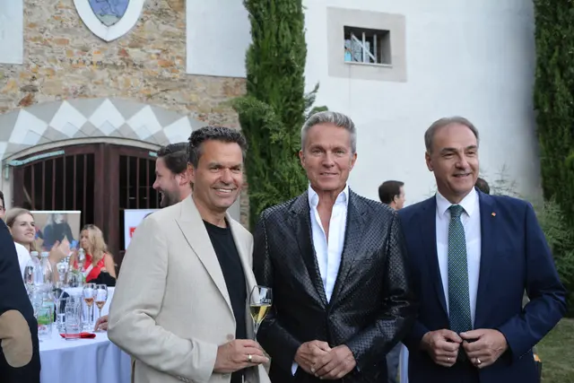 Auch bekannte Persönlichkeiten aus Kunst, Kultur und Politik zeigten sich bei der eindringlichen Inszenierung in Kobersdorf. | Foto: Rosenberger