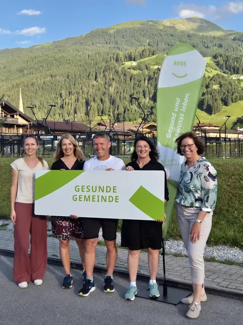 Julia Steiner, AVOS-Gesundheitsreferentin und Programm-Managerin Regionale Gesundheitsförderung, Madlen Moser und Hans Lackner, Mitglieder des Arbeitskreises „Gesunde Gemeinde“ Hollersbach, Bürgermeisterin und Arbeitskreis-Leiterin Sieglinde Islitzer-Lerch und Patricia Lehner, Bereichsleitung Regionale Gesundheitsförderung bei AVOS. | Foto: Gemeinde Hollersbach/Avos