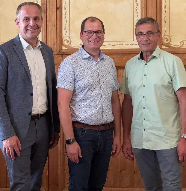 Gemeindebund-Präsident OÖ Christian Mader, Bürgermeistersprecher Josef Berger und sein Vorgänger Johann Weirathmüller. | Foto: ÖVP Ried