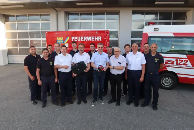 Die beiden Stiftungsvorstände Christian Laister und Sigmund Laister (Stellvertreter) überreichten die neue Wärmebildkamera an das Führungsteam Christian Weis, Christian Eder, Hubert Wechselbaum. Weiters am Bild die Sachbearbeiter und Unterabschnittskommandanten Ernst Grünstäudl, Johannes Buxbaum, Franz Kitzler, Andreas Laister, Clemens Huber, Manfred Kapeller, Leopold Dürnitzhofer, Josef Holzweber, Günther Huber, Thomas Hahn. | Foto: Andreas Scherney 