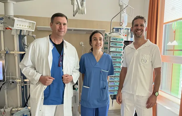 Gute Nachrichten: Der 10-Jährige, der Sonntagnachmittag im Wolfgangsee unterging, ist mittlerweile wieder ansprechbar und hungrig. Im Bild: Kinderintensivmediziner Johannes Brandner, Anästhesistin und Erstretterin Valerie Kührer und Notarzt Jochen Reibenwein. | Foto: SALK/Tschandl