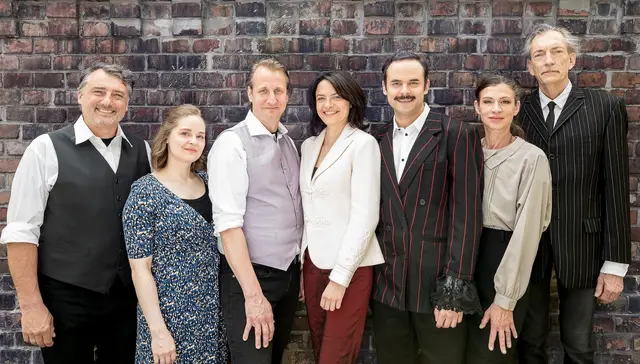 Das Ensemble von "Lady & Schneider". Das Utopia Theater spielt das Stück bei "Kultur im Wiener Flur". | Foto: Judith Stehlik