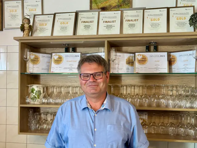 Zahlreiche Urkunden erfolgreicher Weine sind im Weinkeller von Wolfgang Kauderer zu finden. | Foto: Markus Kahrer