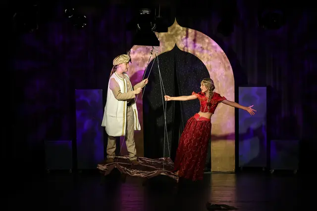 Jasmin und Aladdin auf dem fliegenden Teppich | Foto: Alexander De Monte