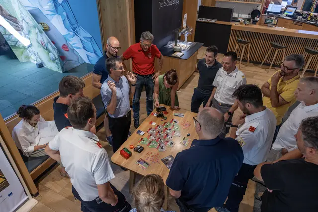 „Simulation &lt;&lt;Neustart&gt;&gt; mit Einsatzorganisationen: Einsatzkräfte aus Kötschach-Mauthen, die Feuerwehr, Vertreter der Krankenhausanstalten und der Stromversorgung sowie Gemeinden testen gemeinsam ein Krisenszenario im Rahmen der Fachtagung. | Foto: Andreas Lutche