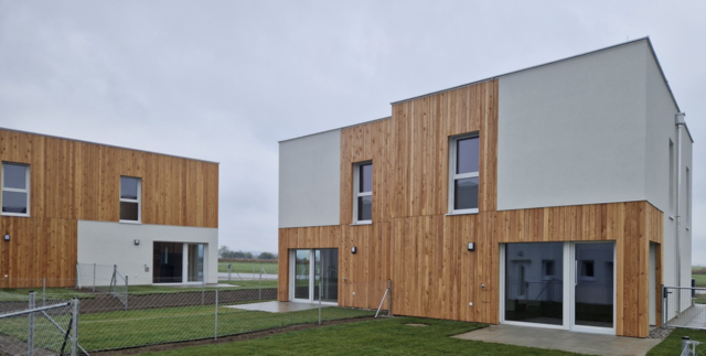 In ruhiger Lage der Gemeinde Altenburg entstanden sieben moderne Reihenhäuser unter dem liebevollen Namen „7 Zwerge“. | Foto: novum gruppe