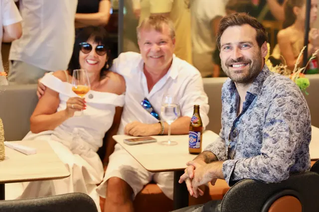Zahlreiche Freunde aus dem Bezirk Hartberg-Fürstenfeld gratulierten; im Bild Ingrid und Erwin Frieszl sowie Martin Kager. | Foto: Alfred Mayer