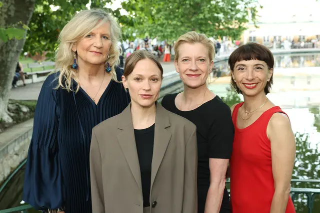Angelika Hager mit Mavie Hörbiger, Caroline Peters und Ruth Brauer-Kvam | Foto: Schiffl/Vöslauer
