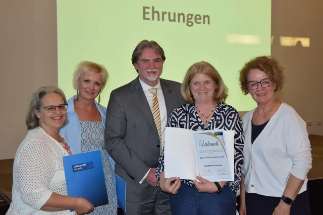 Den „Goldenen Ehrenpin“ überreichte Landesobfrau Christiane Teschl-Hofmeister an Bürgermeisterin Karin Gutmann. | Foto: NÖAAB