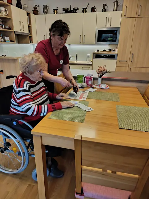 Leopoldine beim Helfen. | Foto: Zeitpolster