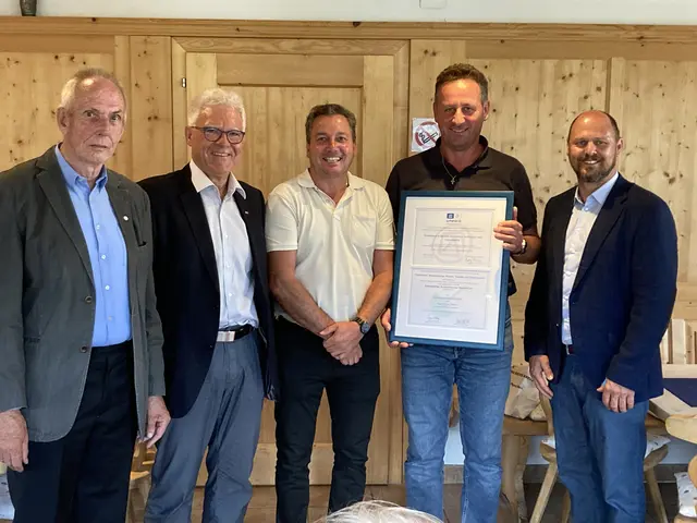 Übergabe an die Fulwaalgenossenschaft Grins. | Foto: LK Tirol