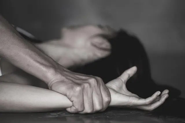 Weil der 22-jährige, mögliche Volksfestvergewaltiger  von Wels einen Alibizeugen präsentierte, muss der Prozess nun auf unbestimmte Zeit vertagt werden. | Foto: smarterpix/Tinnakorn