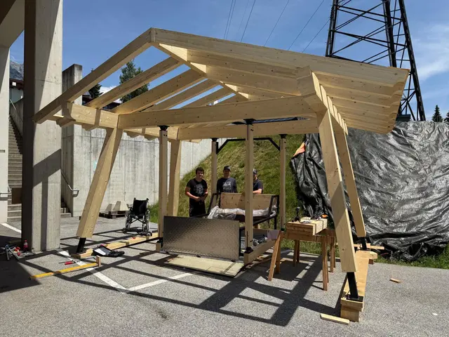 Die überdachte Schaukel „Schaukeln auf Rädern“ in der Wildschönau ermöglicht Menschen mit Beeinträchtigung barrierefreien Spiel- und Bewegungsspaß. | Foto: TFBS Holztechnik Absam