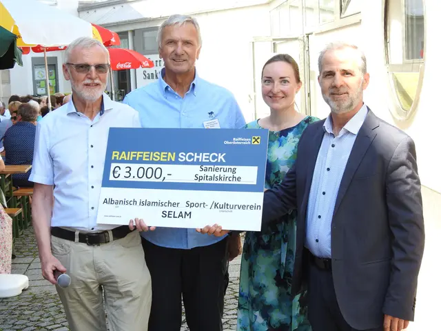 Für die Sanierung der Spitalskirche überreichte der Verein eine Spende in der Höhe von 3.000 Euro an die Pfarrgemeinde Eferding. | Foto: Pfarrgemeinde Eferding, Max Neundlinger