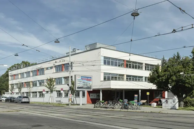 Die VHS Hietzing in der Hofwiesengasse 48 wurde zwei Jahre lang saniert. | Foto: Paul Ott