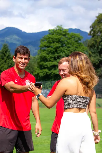 Alina Loshaj bei der Arbeit mit Meletios Miskovic und Thomas Maier. | Foto: KSV 1919
