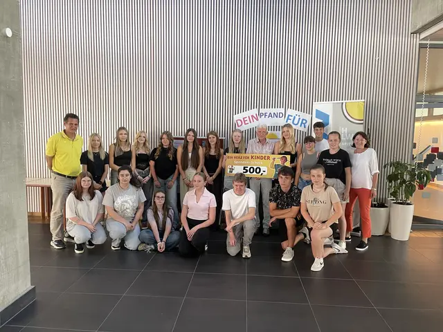 Projektklasse 1 FSB mit betreuenden Lehrkräften Mag. Wolfgang Lichtner (li.), Mag. Edith Rainer (re.) und Victor Plank als Vertreter für die Spendenübernahme - Kinderkrebshilfe Kärnten (Mitte). | Foto: (c) hlwspittal Medienteam, Krämmer/Veratschnig