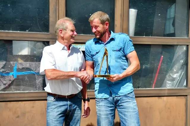 Im Spengler-Meisterbetrieb braucht es meisterliches Werkzeug. Franz Santer überreichte seinem Nachfolger Andreas Neumann ein besonders ausgeführtes Teil. | Foto: Hassl